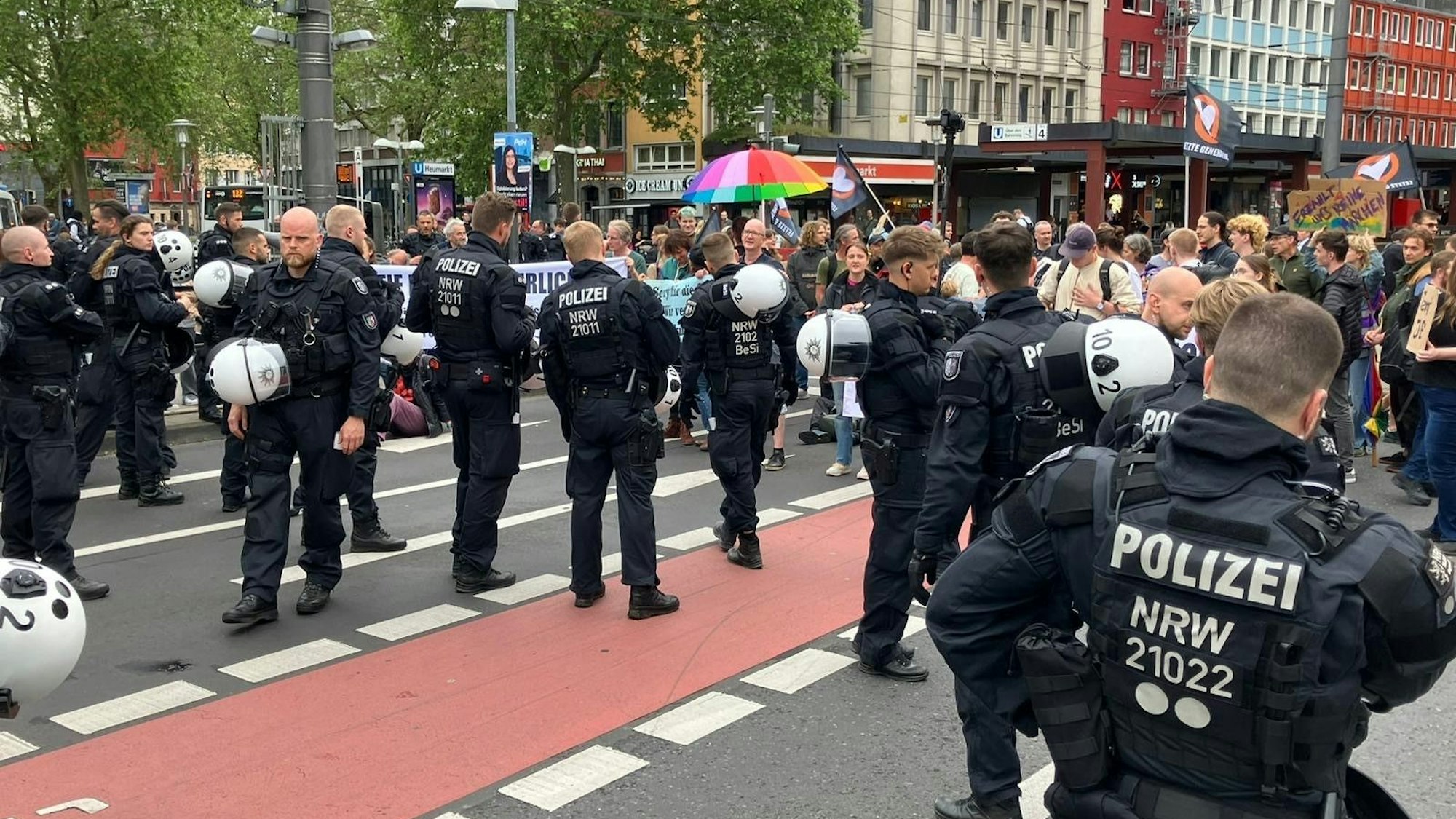Teilnehmer der Demo der Letzten Generation blockieren am Mittwochabend die Deutzer Brücke.