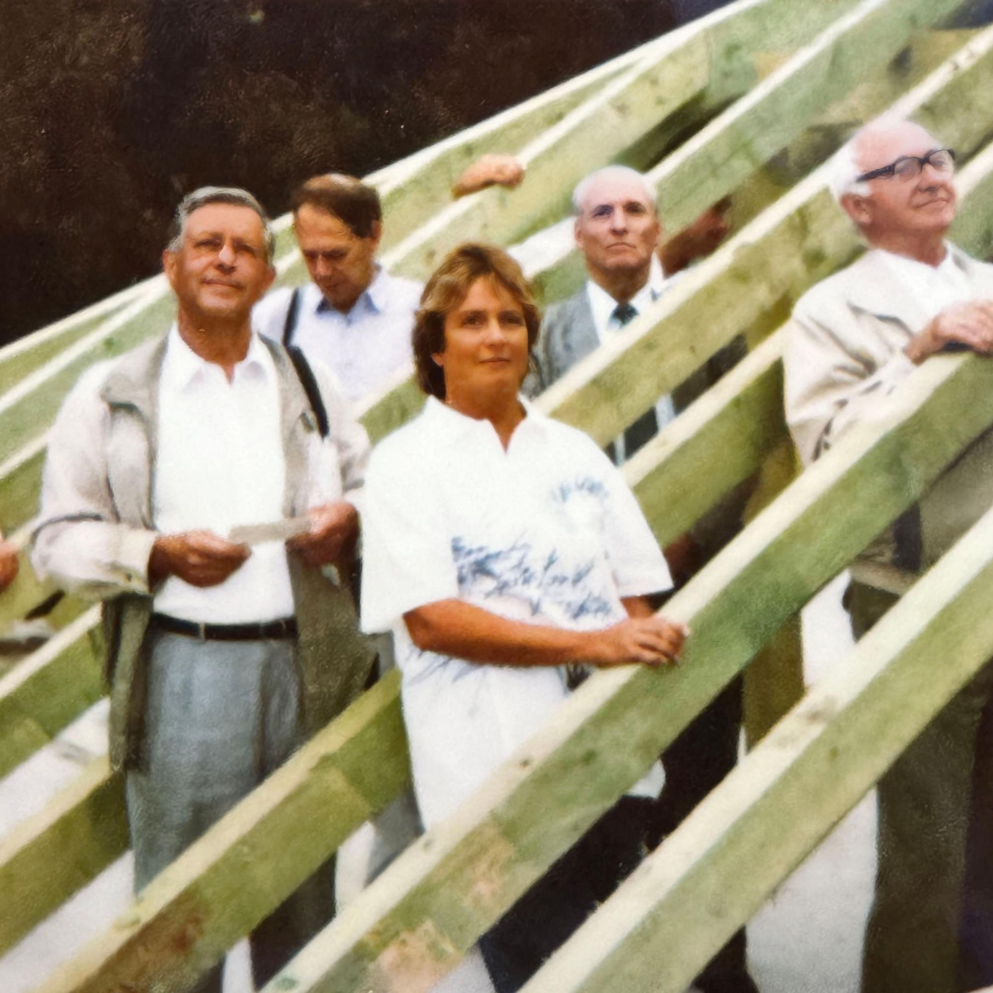 Richtfest eines Bauprojekts der Genossenschaft 1992 an der Brückenstraße. In der Bildmitte steht Irmgard Klinke, die von 1962 bis 2017 die Geschäftsstelle leitete.