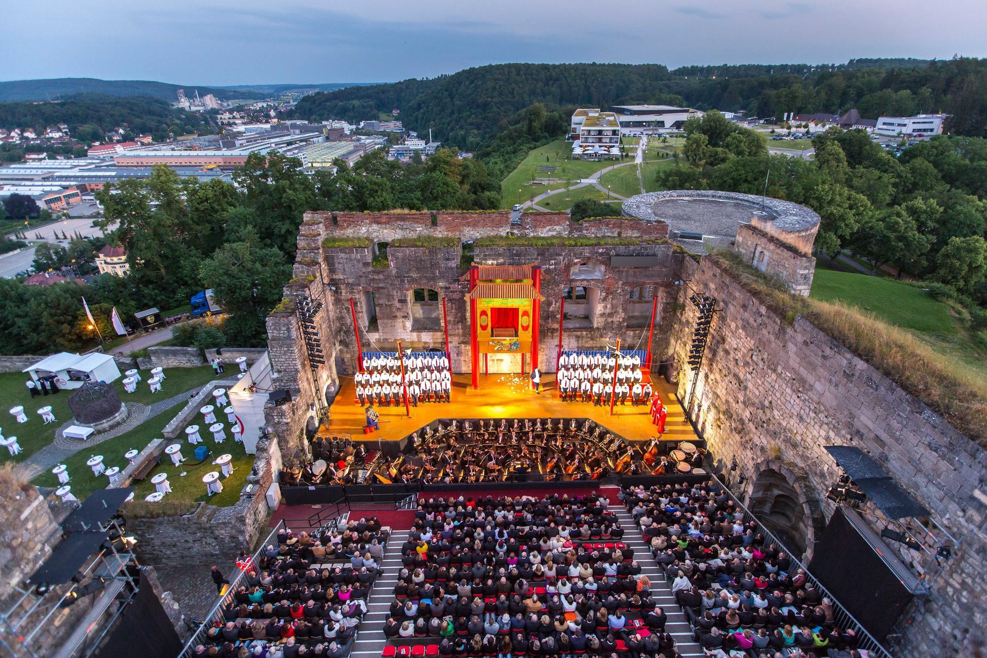 Der grüne Hügel von Heidenheim: Opernfestspiele im Sommer.