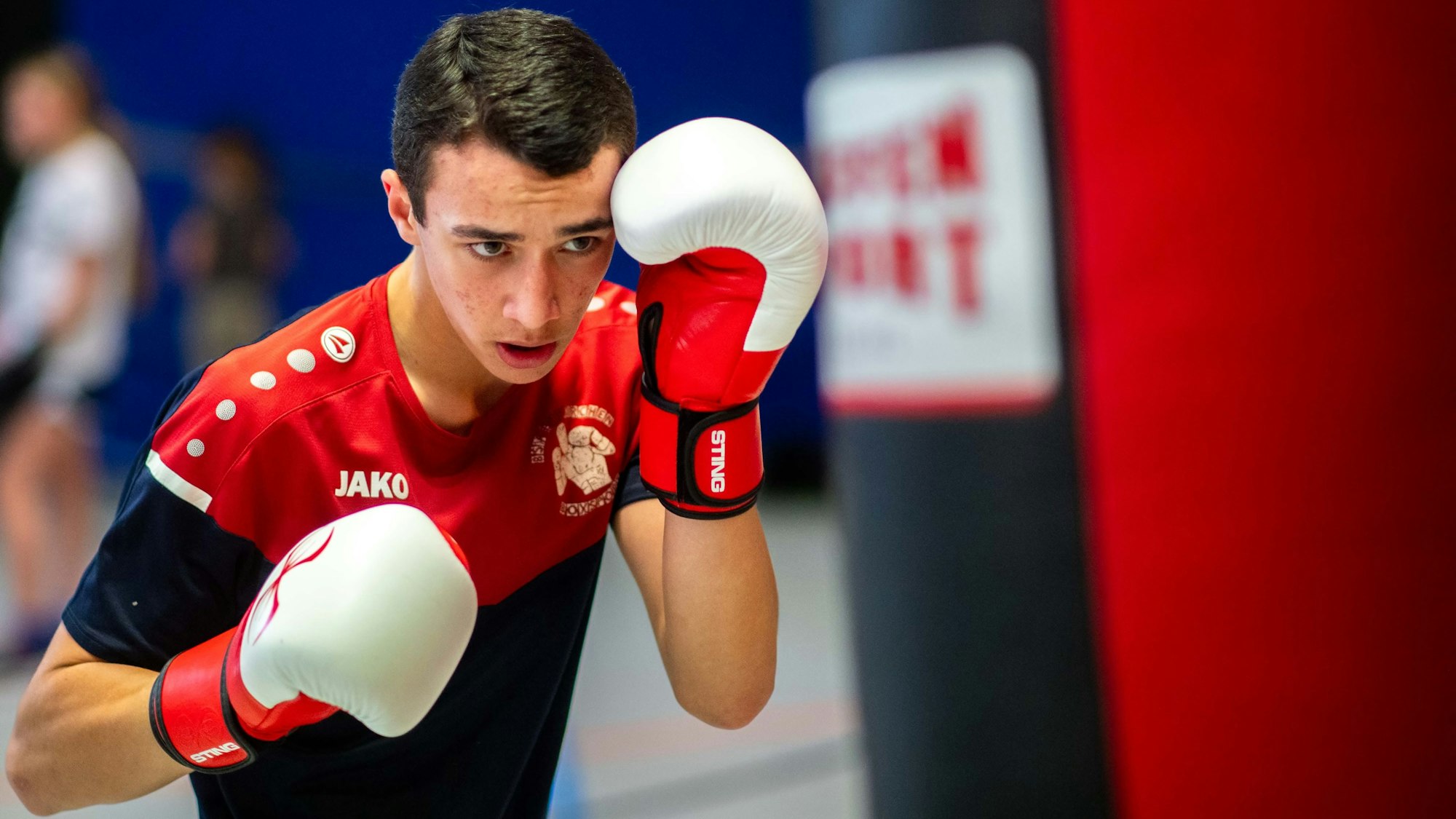 Das Bild zeigt den jungen Boxen beim Training am Sandsack.