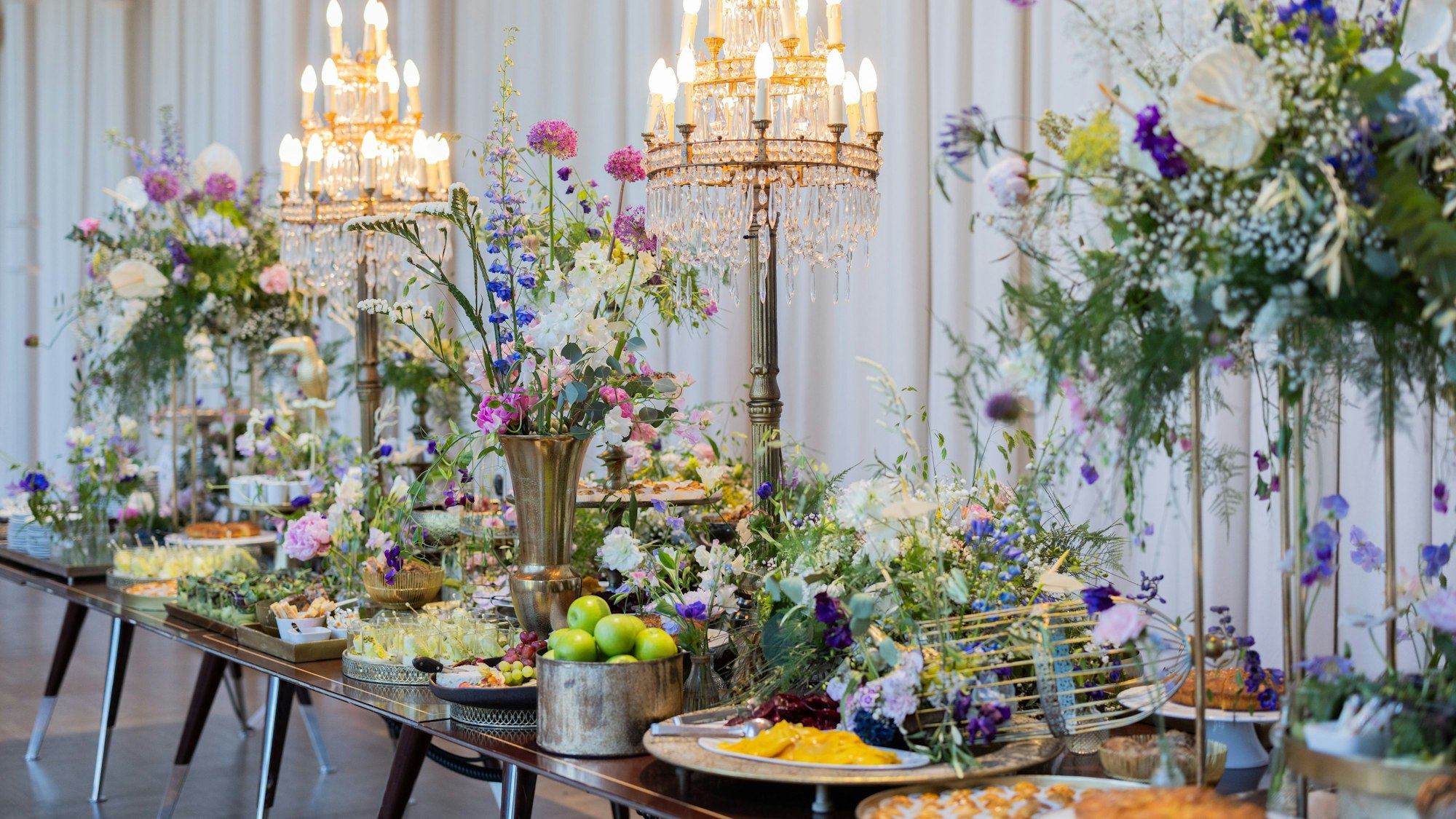 Bunte Blumengestecke säumen das Büfett in der Flora.