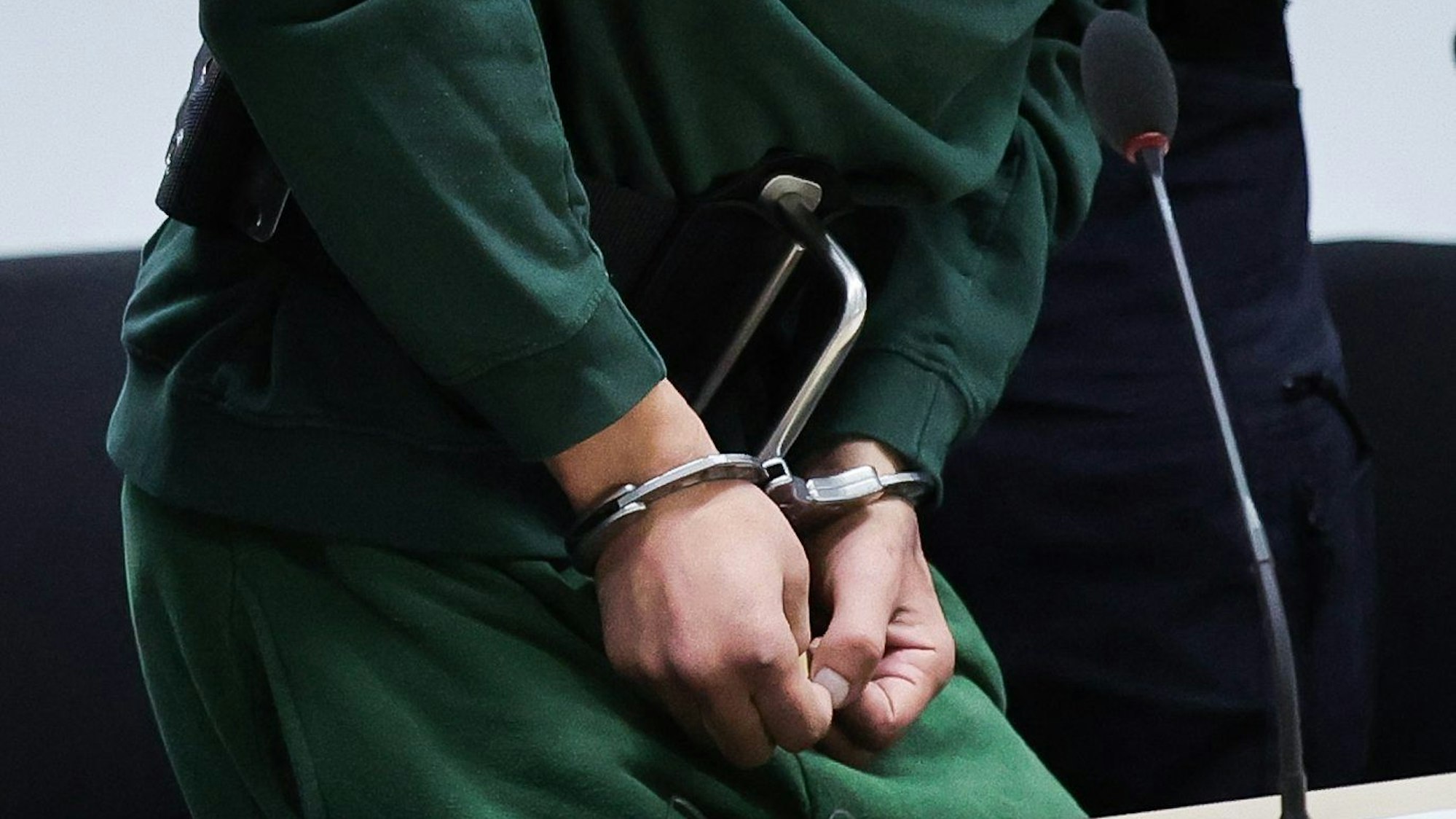 Der Angeklagte Ibrahim A. wird von Justizbeamten an seinen Platz im Gerichtssaal gebracht.