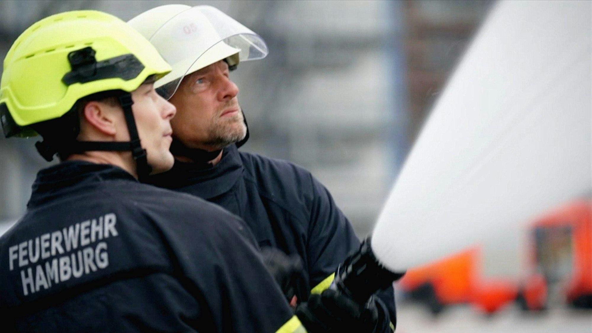 Henning Baum (r.) begleitet einen Einsatz für die Berufsfeuerwehr in Hamburg.