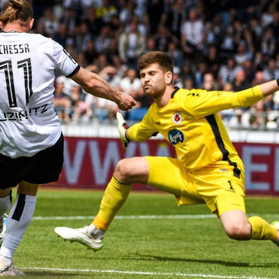 GER, 3. Liga, SSV Ulm 1846 vs FC Viktoria Köln / 04.05.2024, Donaustadion, Ulm, GER, 3. Liga, SSV Ulm 1846 vs FC Viktoria Köln, im Bild Ben Alexander Voll Koeln, 1 rettet gegen Dennis Chessa SSV Ulm, 11 *** GER, 3 Liga, SSV Ulm 1846 vs FC Viktoria Köln 04 05 2024, Donaustadion, Ulm, GER, 3 Liga, SSV Ulm 1846 vs FC Viktoria Köln, pictured Ben Alexander Voll Koeln, 1 saves against Dennis Chessa SSV Ulm, 11 nordphotoxGmbHx/xHafner nph00200
