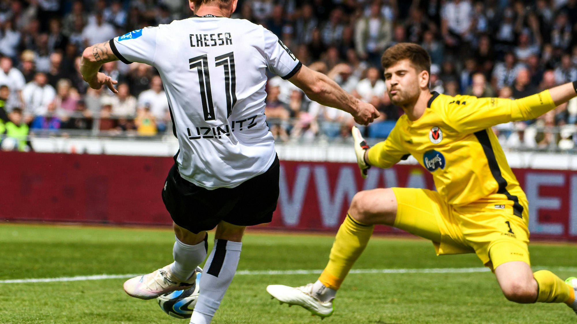 GER, 3. Liga, SSV Ulm 1846 vs FC Viktoria Köln / 04.05.2024, Donaustadion, Ulm, GER, 3. Liga, SSV Ulm 1846 vs FC Viktoria Köln, im Bild Ben Alexander Voll Koeln, 1 rettet gegen Dennis Chessa SSV Ulm, 11 *** GER, 3 Liga, SSV Ulm 1846 vs FC Viktoria Köln 04 05 2024, Donaustadion, Ulm, GER, 3 Liga, SSV Ulm 1846 vs FC Viktoria Köln, pictured Ben Alexander Voll Koeln, 1 saves against Dennis Chessa SSV Ulm, 11 nordphotoxGmbHx/xHafner nph00200