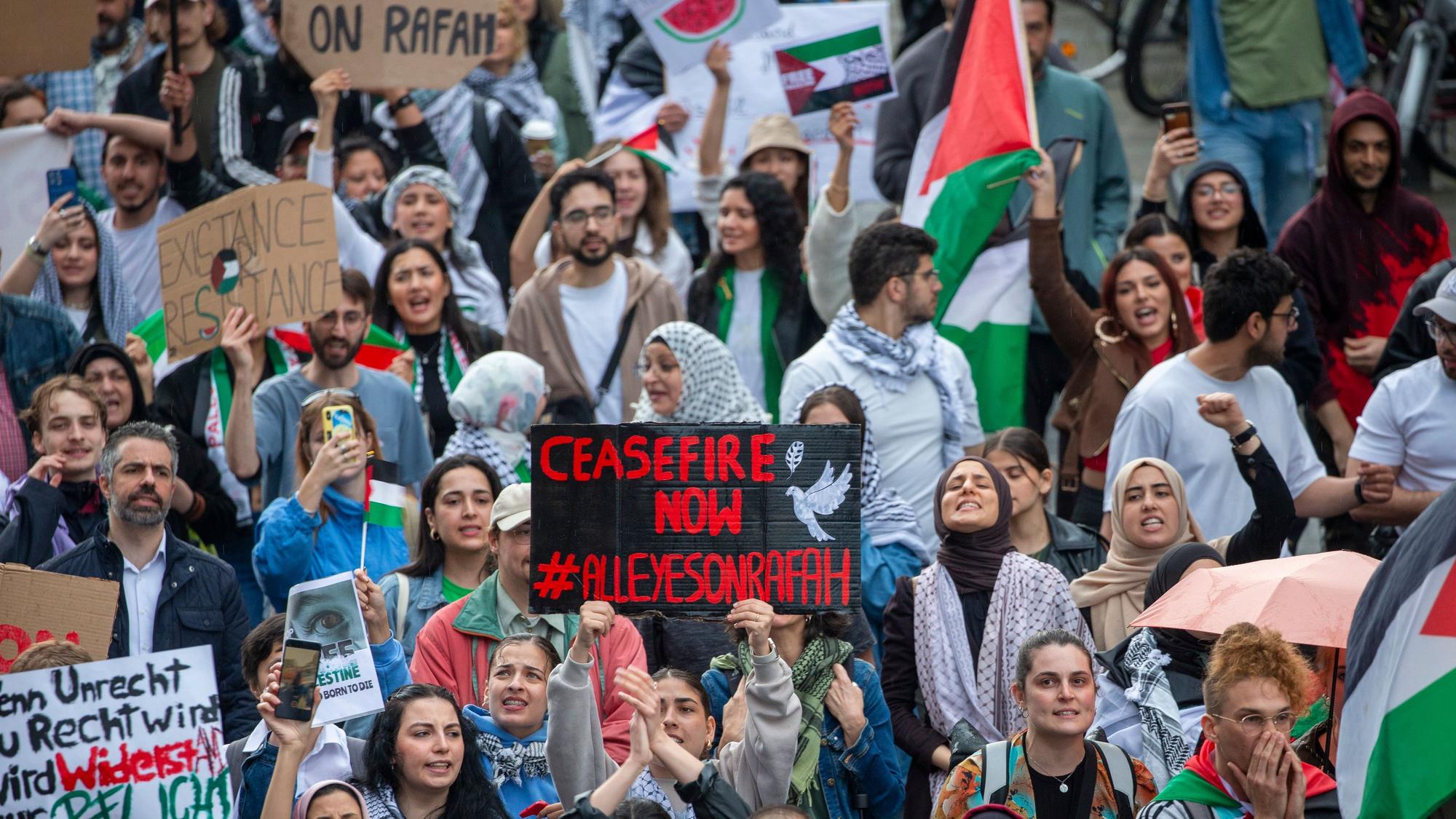 Teilnehmer bei der Pro-Palästina-Demo in Köln.