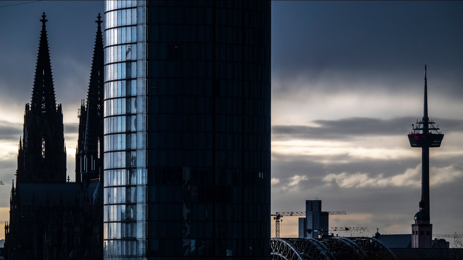 31.03.2024, Köln: Ein Gewitter zieht über die Stadt. Das Wetter ist an Ostern sehr wechselhaft. Foto: Uwe Weiser