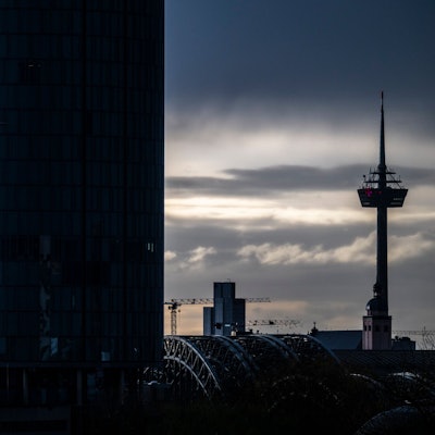 31.03.2024, Köln: Ein Gewitter zieht über die Stadt. Das Wetter ist an Ostern sehr wechselhaft. Foto: Uwe Weiser