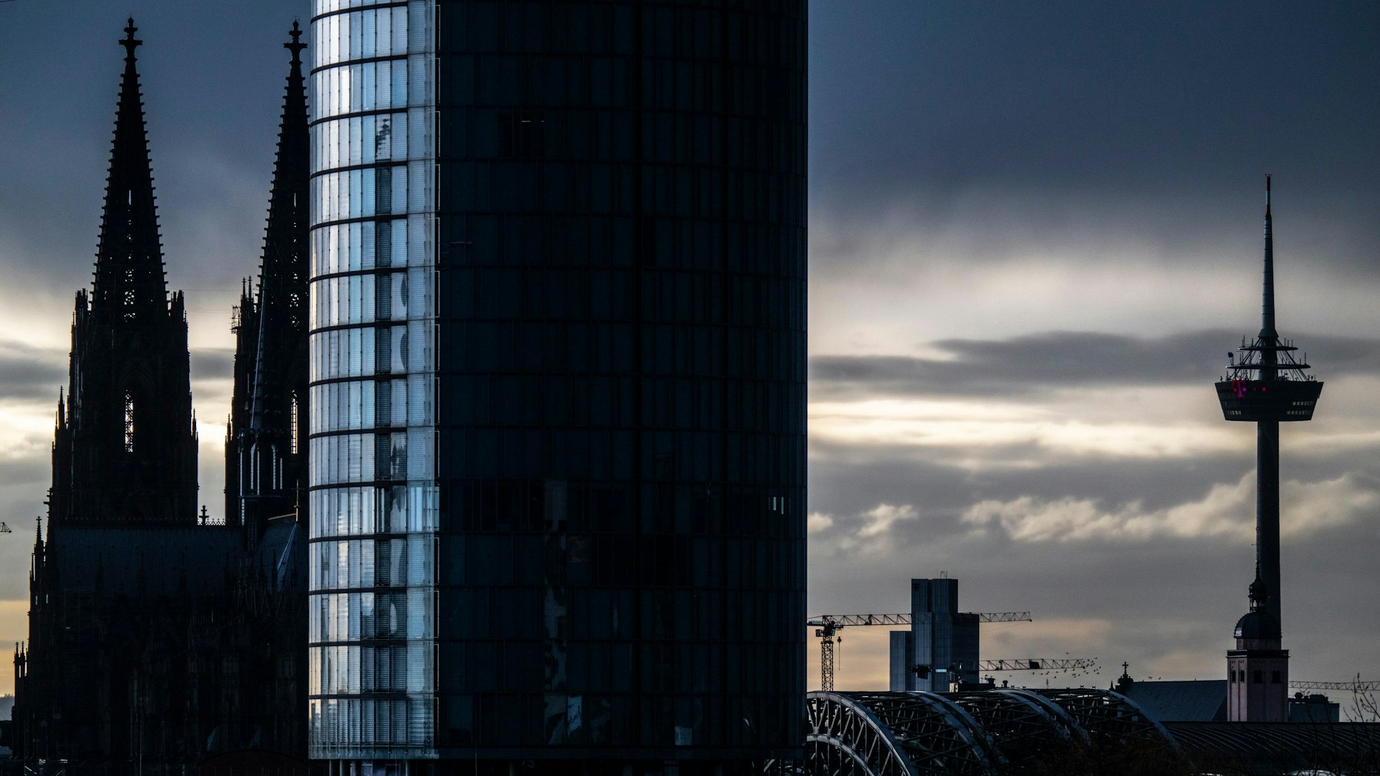 31.03.2024, Köln: Ein Gewitter zieht über die Stadt. Das Wetter ist an Ostern sehr wechselhaft. Foto: Uwe Weiser