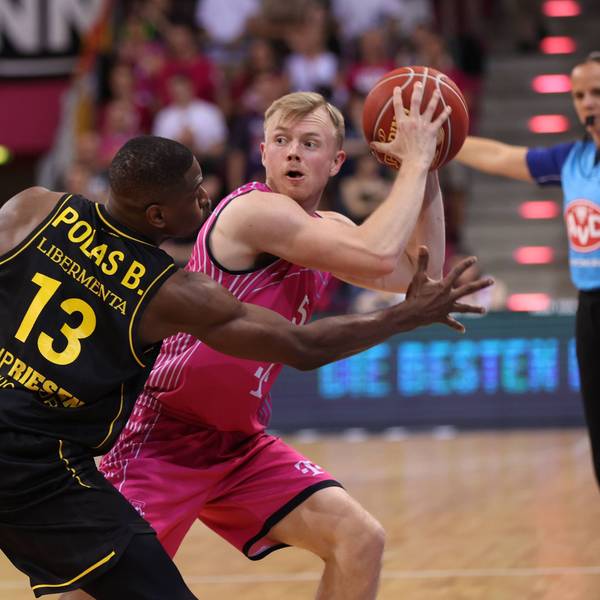 Bonns Harald Frey musste sich gegen das aggressive Spiel des Ex-Bonners Yorman Polas Bartolo durchsetzen.