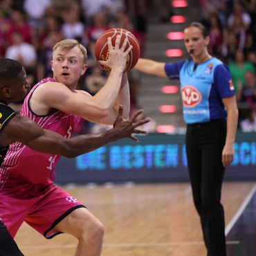 Bonns Harald Frey musste sich gegen das aggressive Spiel des Ex-Bonners Yorman Polas Bartolo durchsetzen.