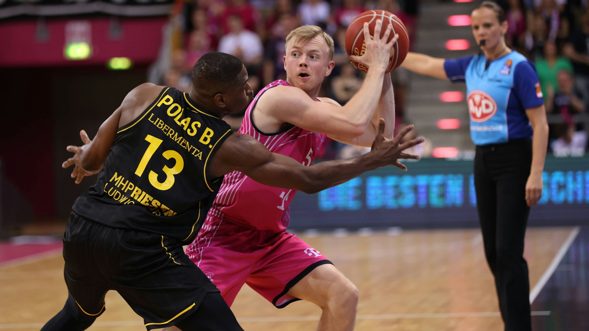 Bonns Harald Frey musste sich gegen das aggressive Spiel des Ex-Bonners Yorman Polas Bartolo durchsetzen.