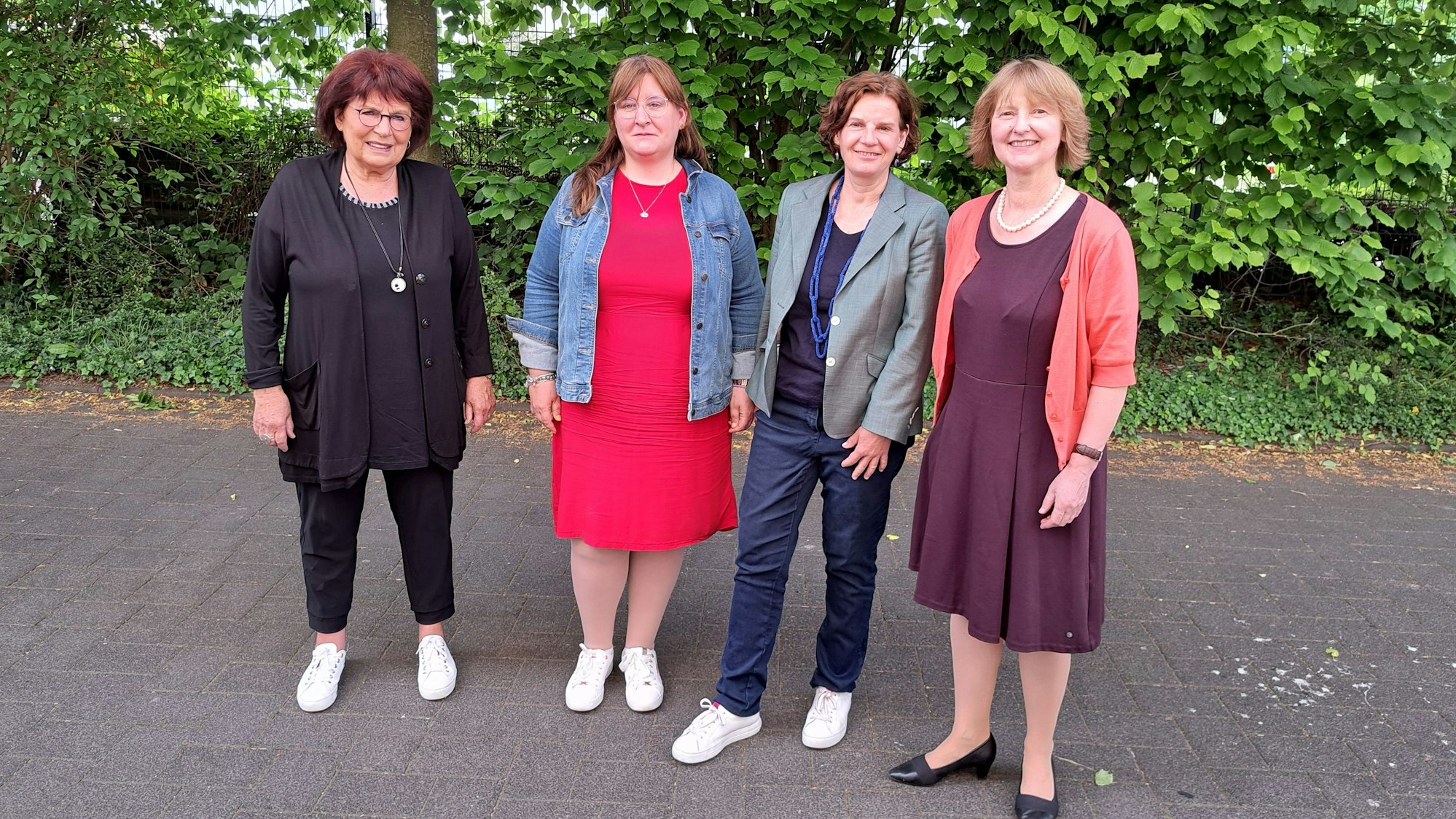 Christa Feld (Flüchtlingsinitiative Lohmar-Siegburg), Stefanie Büttgen (DGB Bonn/Rhein-Sieg, Barbara König (Awo Bonn/Rhein-Sieg) und Superintendentin Almut van Niekerk (evangelischer Kirchenkreis an Sieg und Rhein) stellten das neu gegründete Siegburger Bündnis für Demokratie und Vielfalt vor (v.l.).
