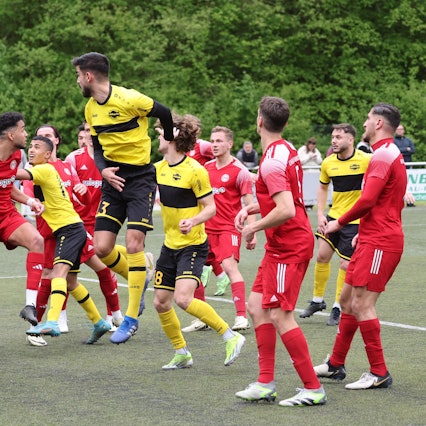 Eine Spielsituation auf einem Fußballplatz.