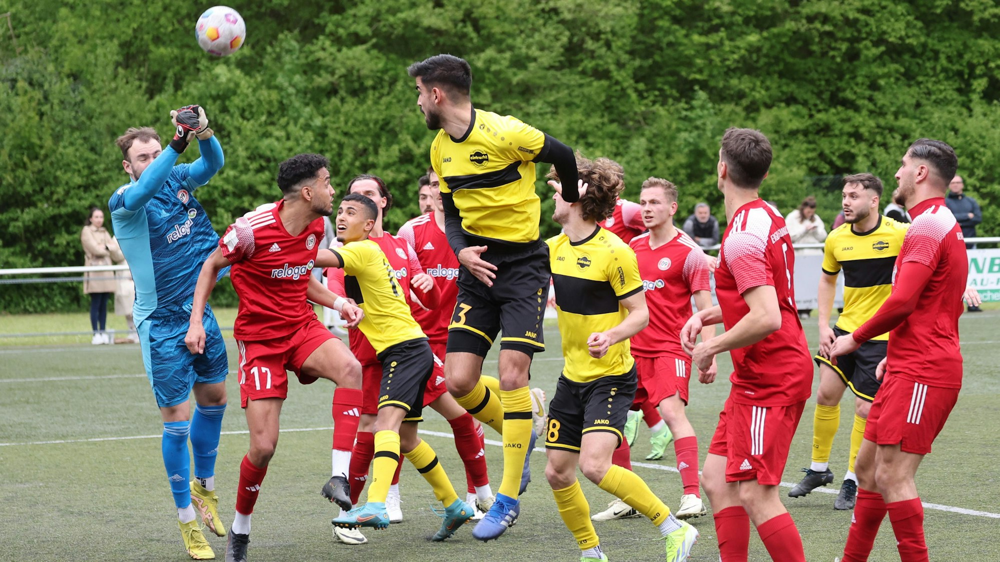Eine Spielsituation auf einem Fußballplatz.
