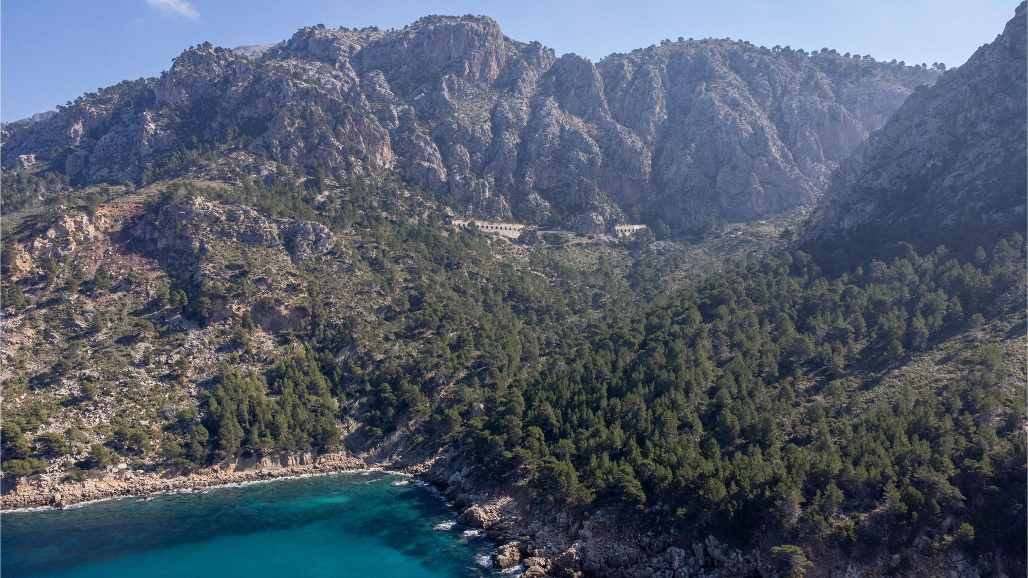 Berge und Küste bei Estellencs auf Mallorca. Hier ist ein Deutscher bei einer Wanderung gestorben.