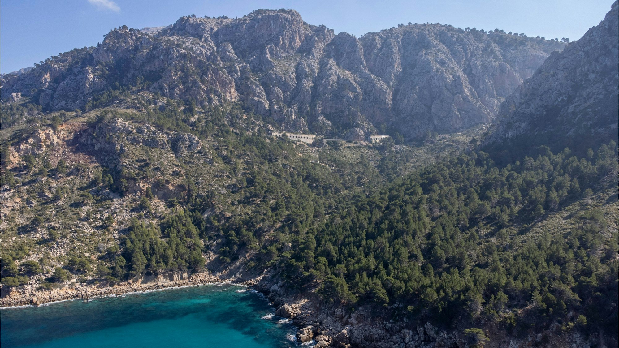 Berge und Küste bei Estellencs auf Mallorca. Hier ist ein Deutscher bei einer Wanderung gestorben.