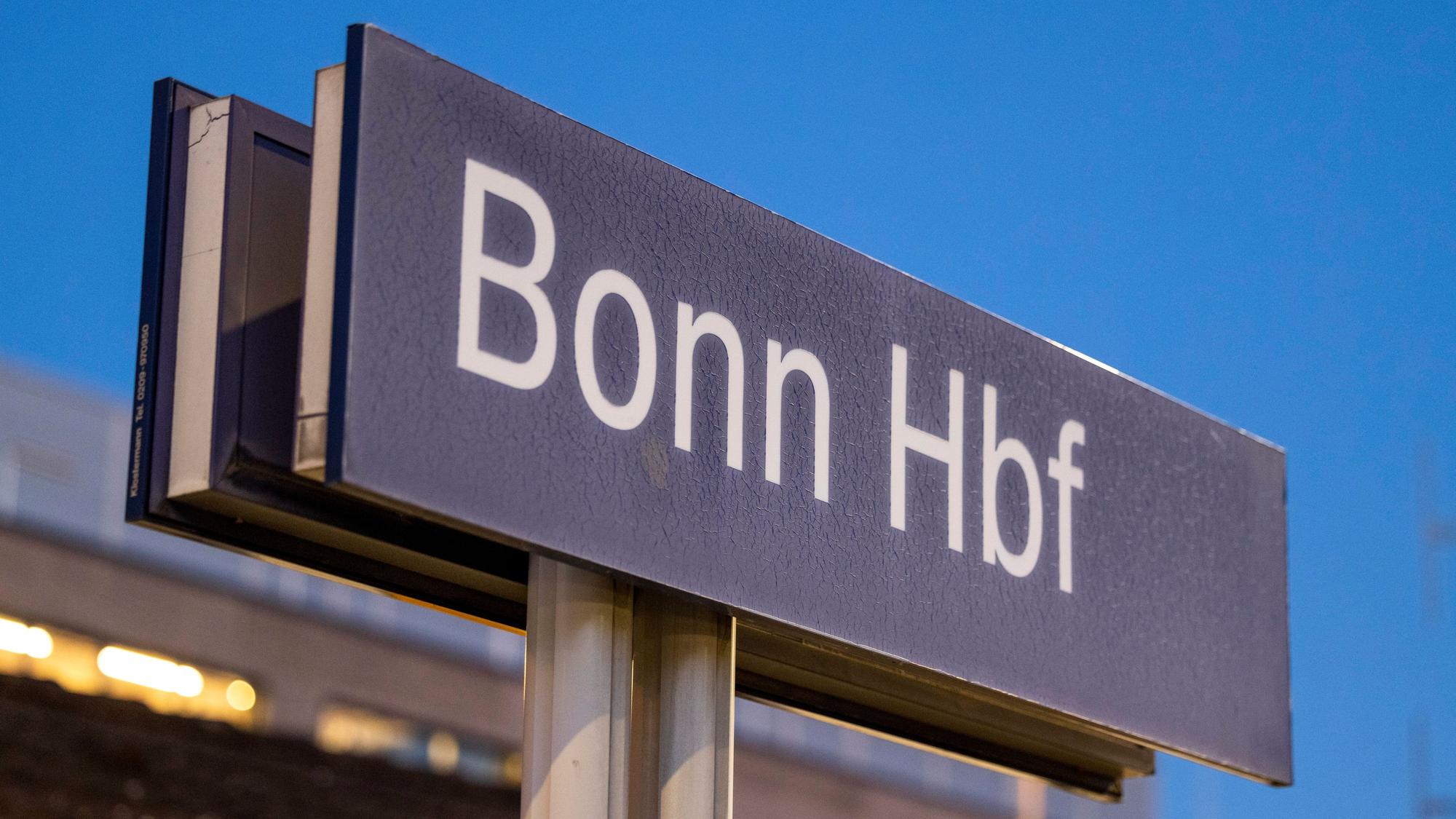 Ein Schild weist auf den Hauptbahnhof Bonn hin.