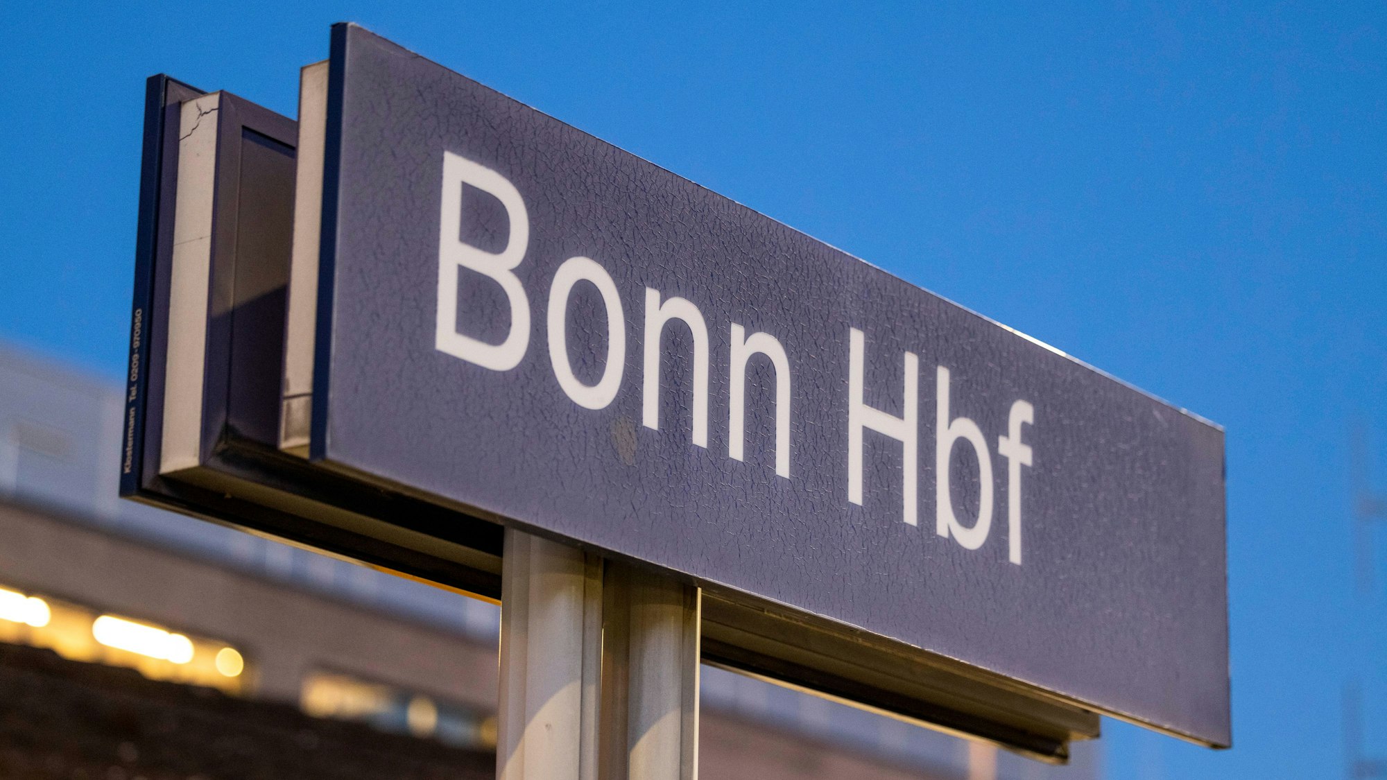 Ein Schild weist auf den Hauptbahnhof Bonn hin.