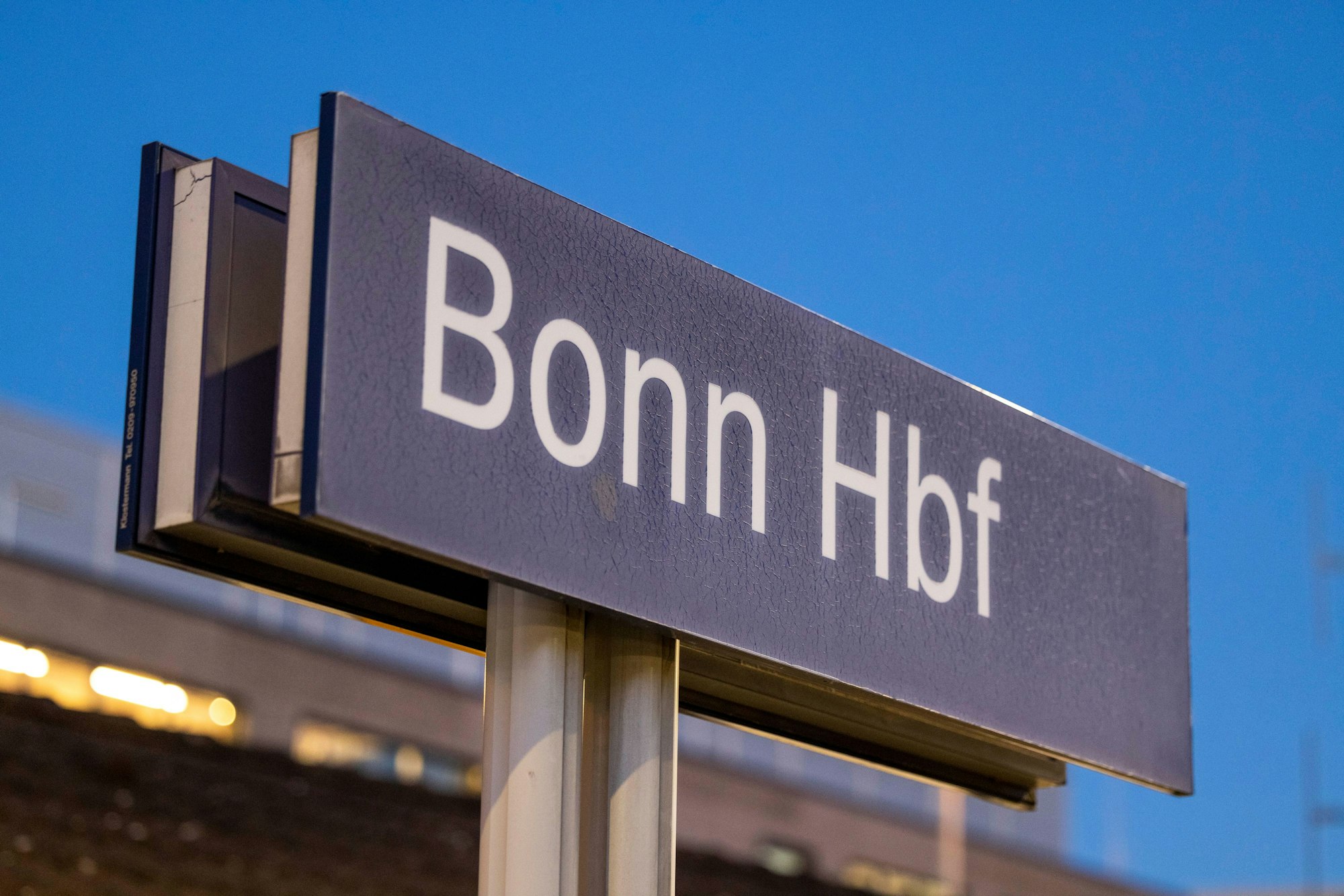 Ein Schild weist auf den Hauptbahnhof Bonn hin.