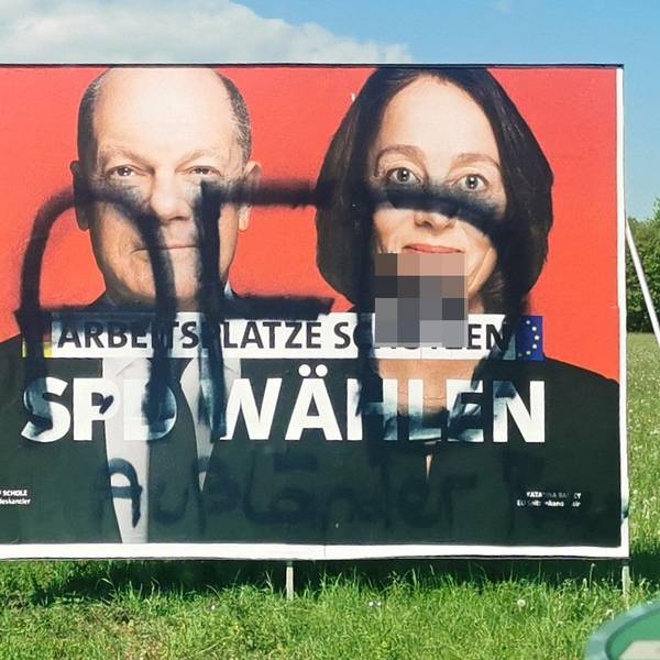 Das Foto zeigt ein beschmiertes Wahlkampf-Plakat der SPD im Mai 2024.
