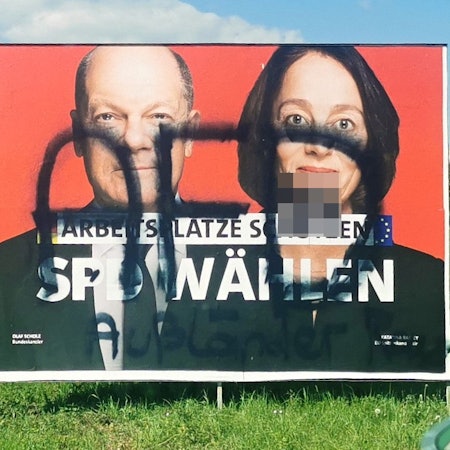 Das Foto zeigt ein beschmiertes Wahlkampf-Plakat der SPD im Mai 2024.