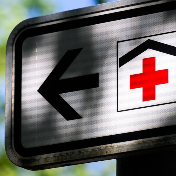 Die umstrittene Neuaufstellung der Kliniken in Deutschland kommt voran. Die Regierung schickt Pläne für eine Krankenhausreform ins Parlament.