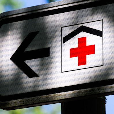 Die umstrittene Neuaufstellung der Kliniken in Deutschland kommt voran. Die Regierung schickt Pläne für eine Krankenhausreform ins Parlament.