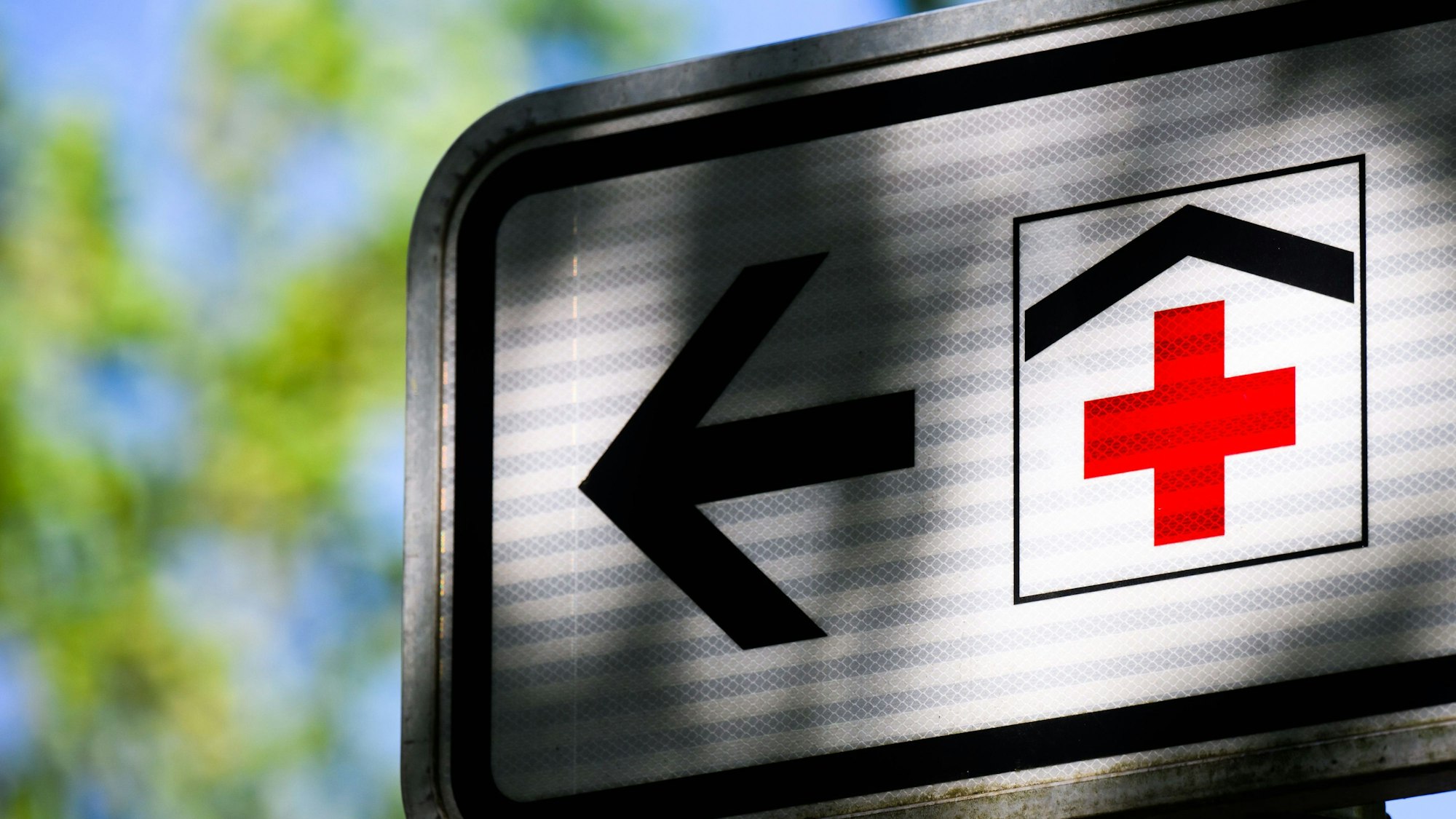 Ein Schild weist den Weg zu einem Krankenhaus. (Symbolbild)