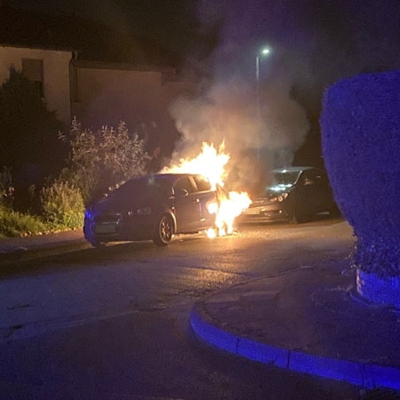 Aus dem Heck eines Chevrolets schlugen Flammen.