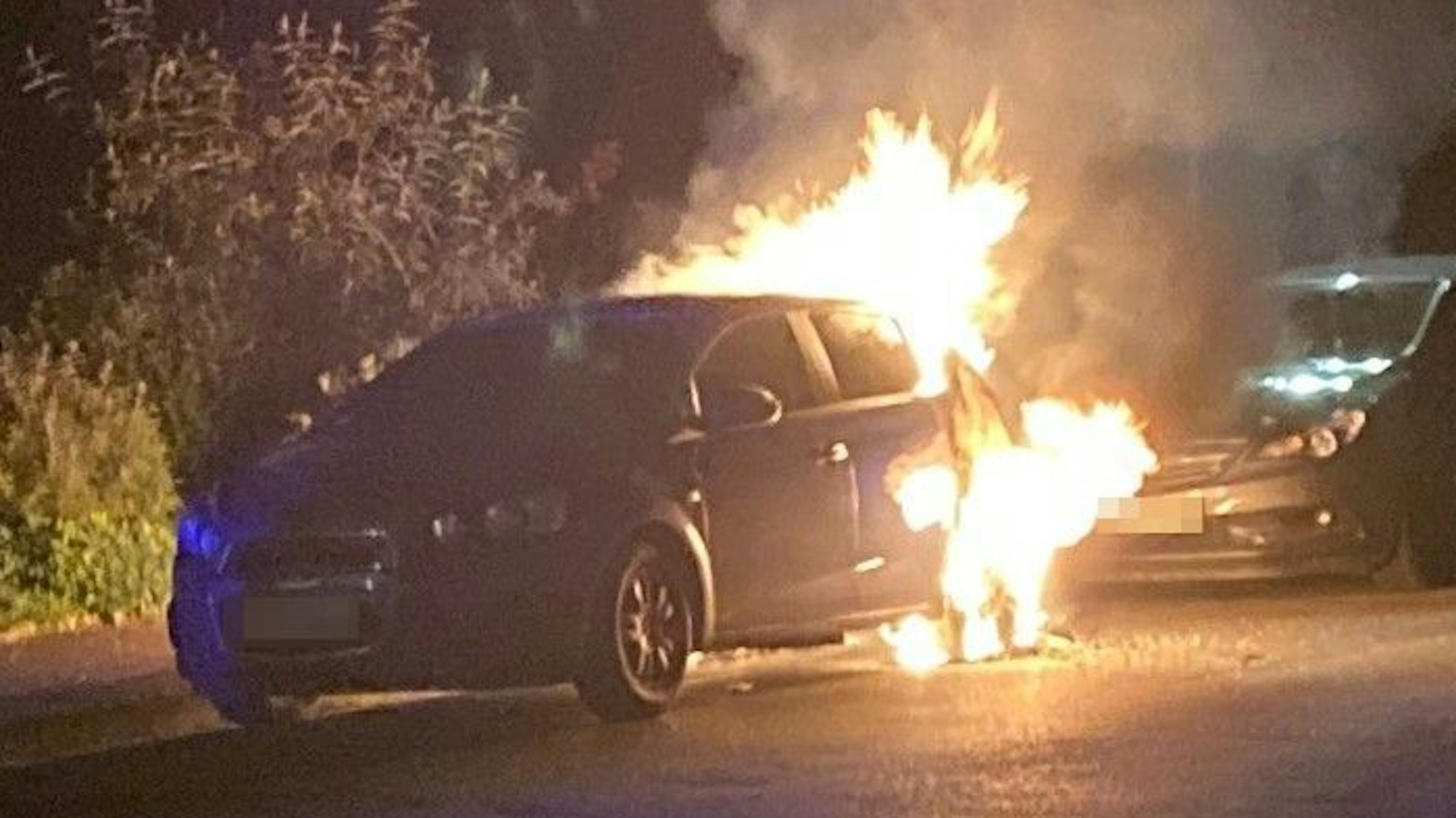Aus dem Heck eines Chevrolets schlugen Flammen.