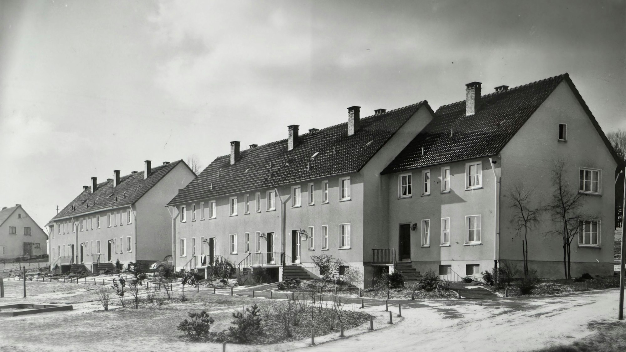 Eine Schwarz-Weiß-Aufnahme zeigt Häuser an der Alten Landstraße in Engelskirchen-Schnellenbach im Jahr 1956, die Bauten waren eines der ersten Projekte der Baugenossenschaft Ründeroth.