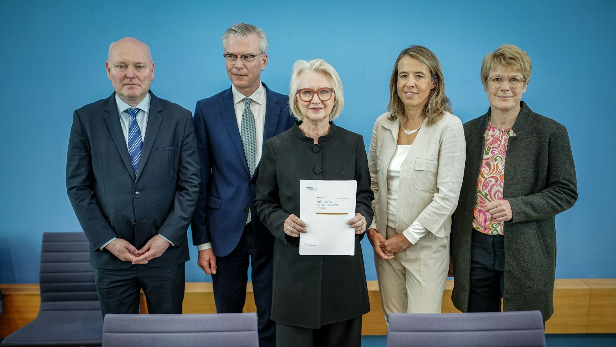 Achim Truger (l-r), Martin Werding, Monika Schnitzer, Vorsitzende, Ulrike Malmendier und Veronika Grimm stellen das Frühjahrsgutachten 2024 des Sachverständigenrates Wirtschaft vor.