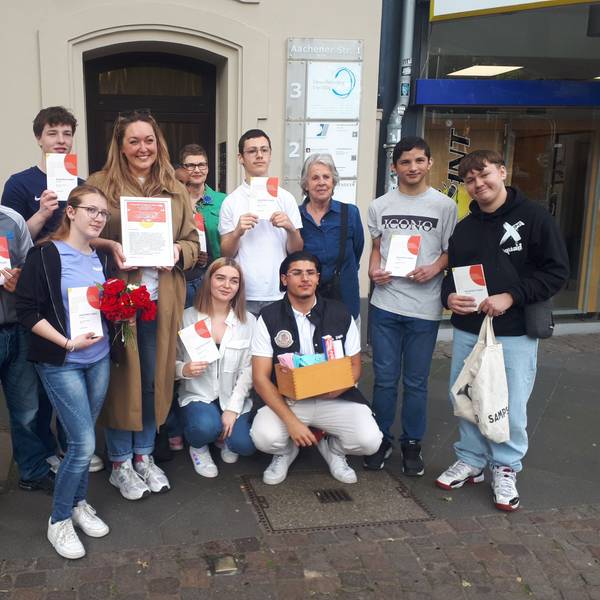 Neun Mitglieder der Schulklasse 9a aus der KHS Großer Griechenmarkt, mit Klassenlehrerin Svea Koslowski (4.v.l.) sowie Ingrid Blom-Böer (5.v.l.) und Claudia von Velsen (3.v.r.). Der Stolperstein für Manfred Faber wurde im Oktober 2023 verlegt.