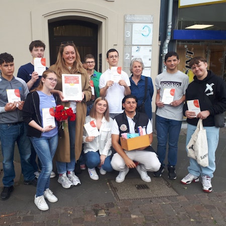Neun Mitglieder der Schulklasse 9a aus der KHS Großer Griechenmarkt, mit Klassenlehrerin Svea Koslowski (4.v.l.) sowie Ingrid Blom-Böer (5.v.l.) und Claudia von Velsen (3.v.r.). Der Stolperstein für Manfred Faber wurde im Oktober 2023 verlegt.