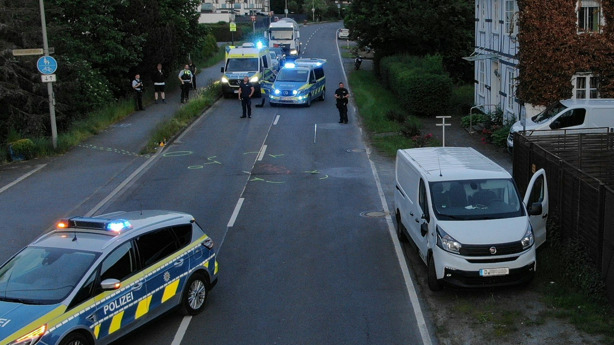 Ein Bild aus der Vogelperspektive zeigt den Unfallort.