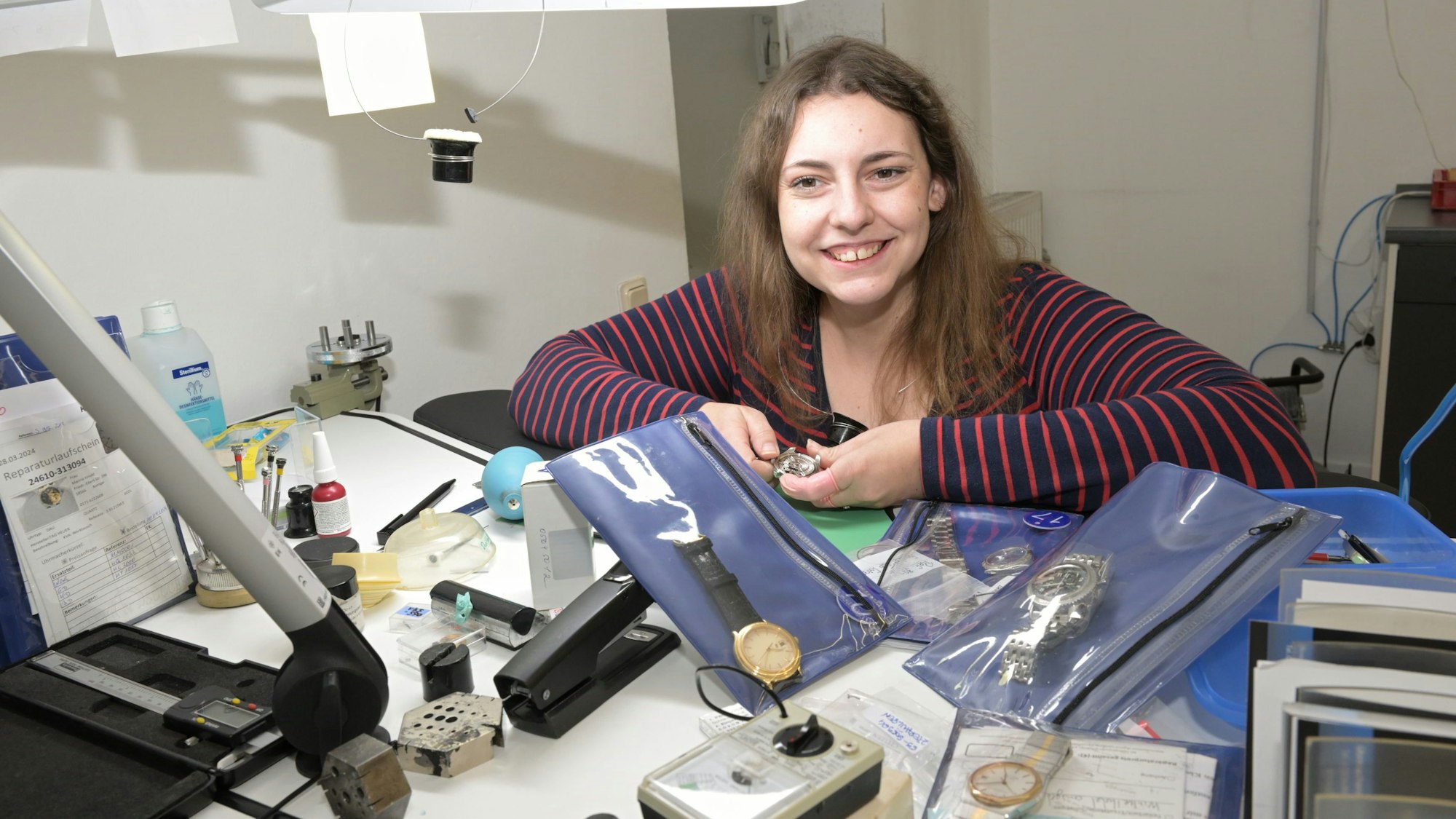 Christina Kessler repariert eine Uhr.
