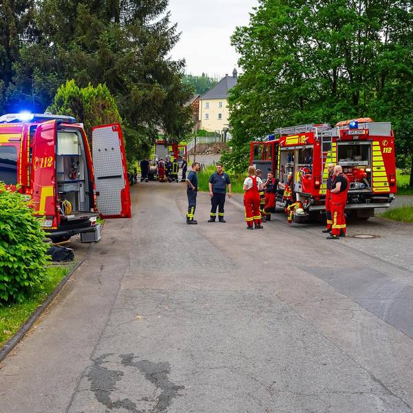 Feuerwehrleute im Einsatz in Engelskirchen.