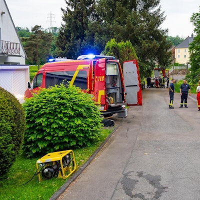 Feuerwehrleute im Einsatz in Engelskirchen.