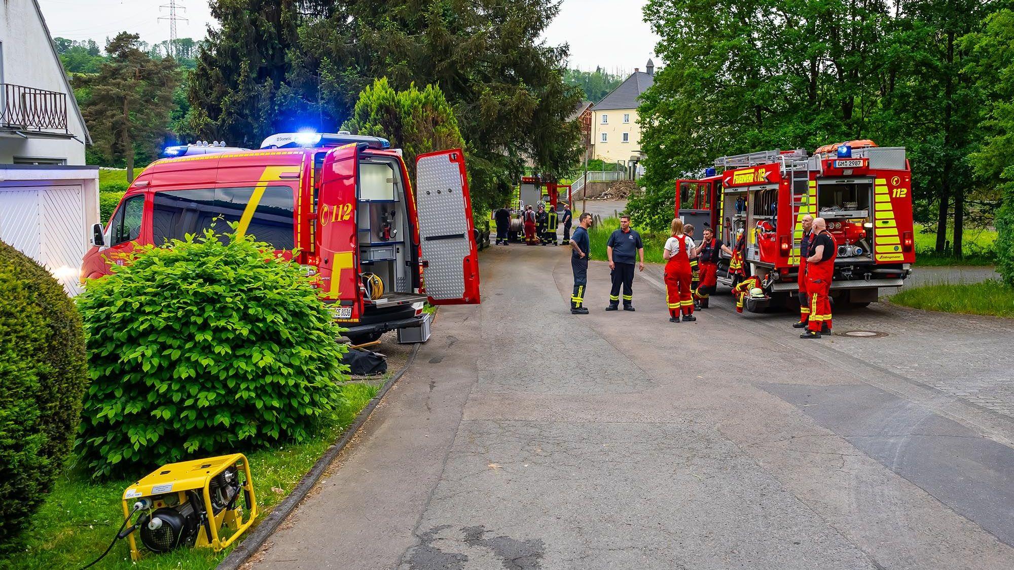 Feuerwehrleute im Einsatz in Engelskirchen.
