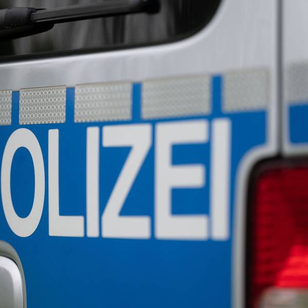 Ein Polizeischriftzug auf einem Auto.