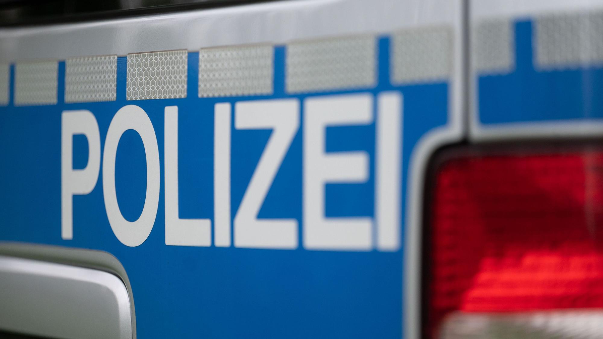 Ein Polizeischriftzug auf einem Auto.