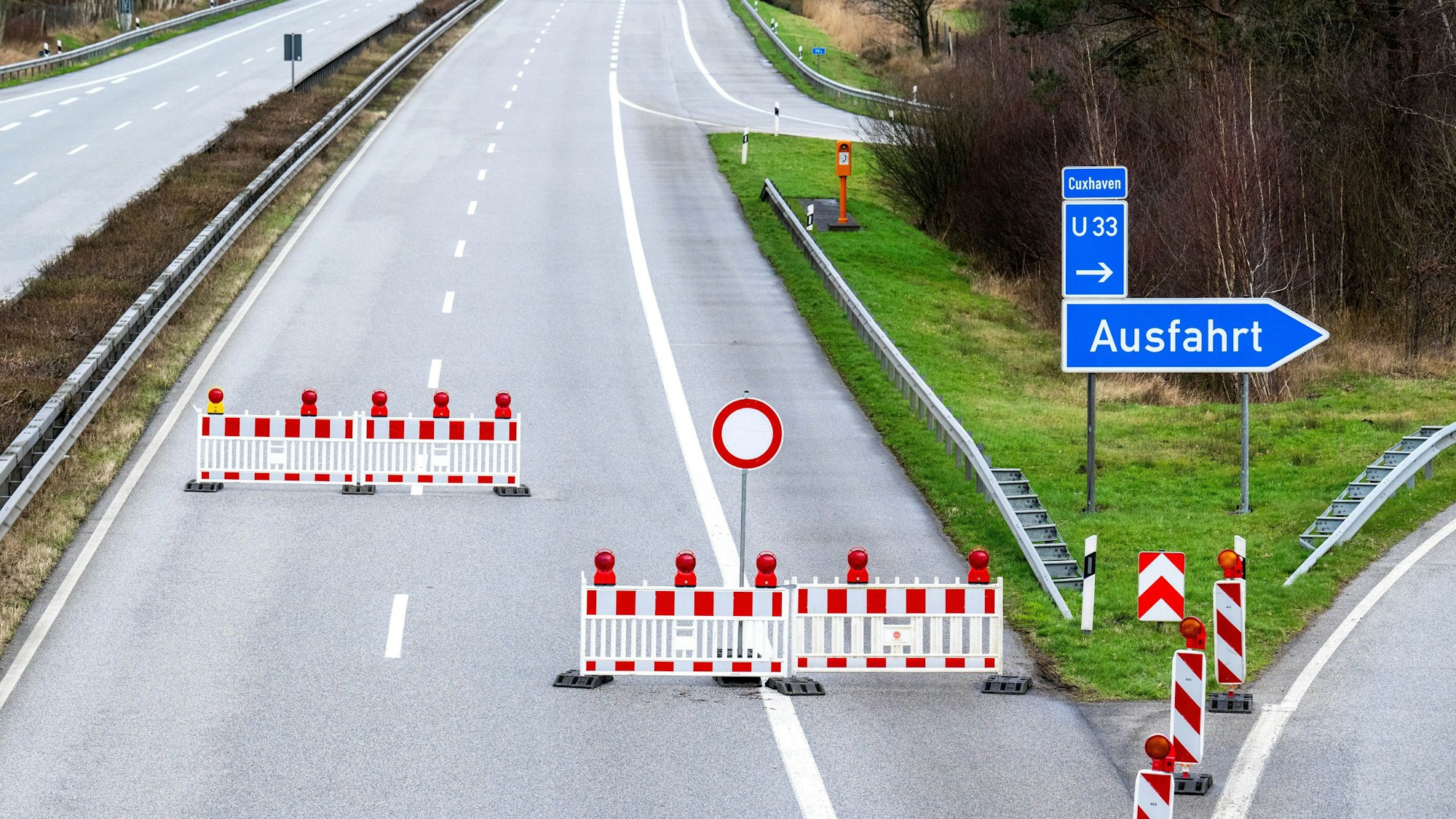 Eine Absperrung steht auf einer Autobahn.