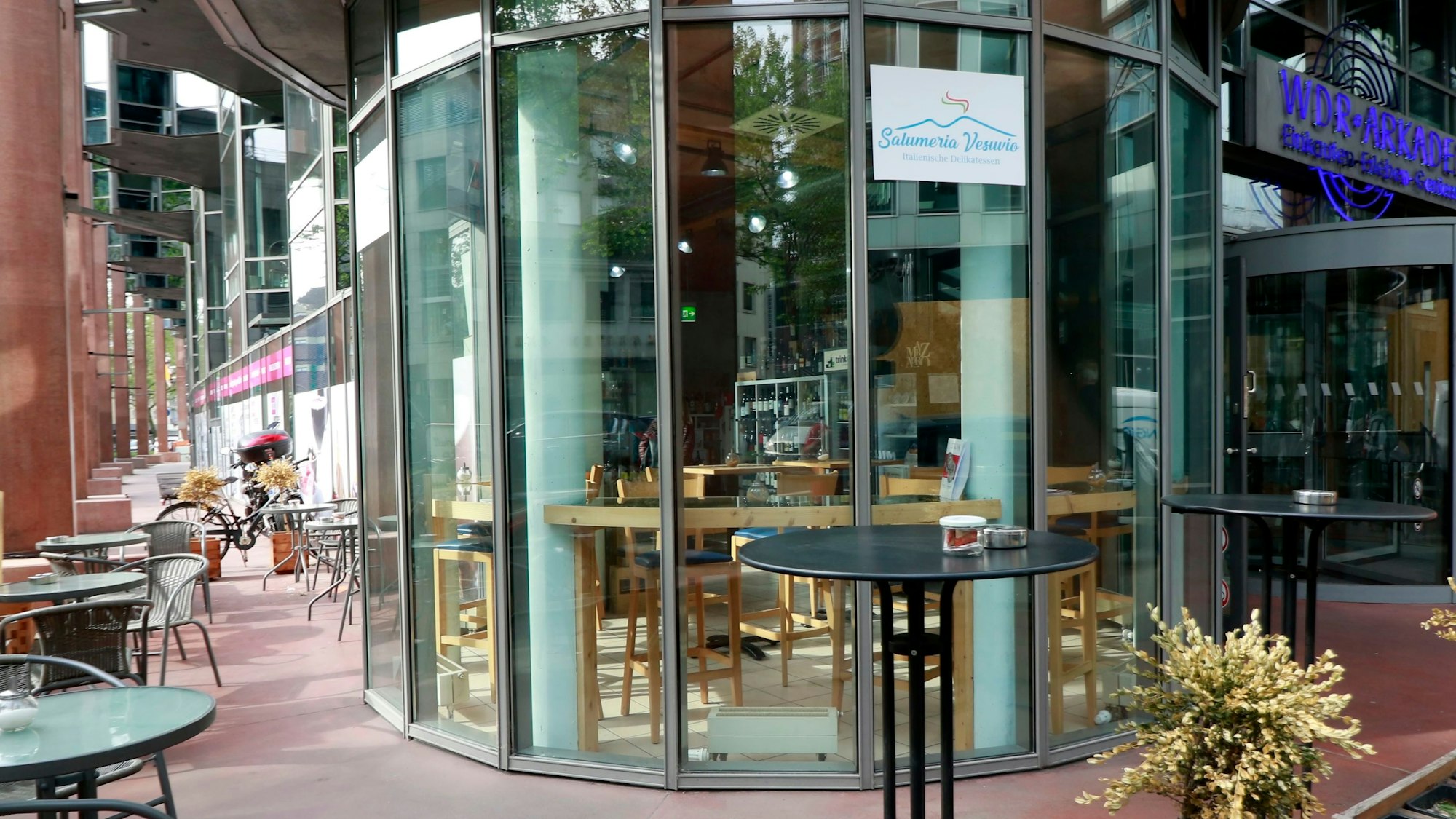 Das Restaurant Salumeria Vesuvio ist in den etwas angestaubten WDR-Arkaden zu finden.