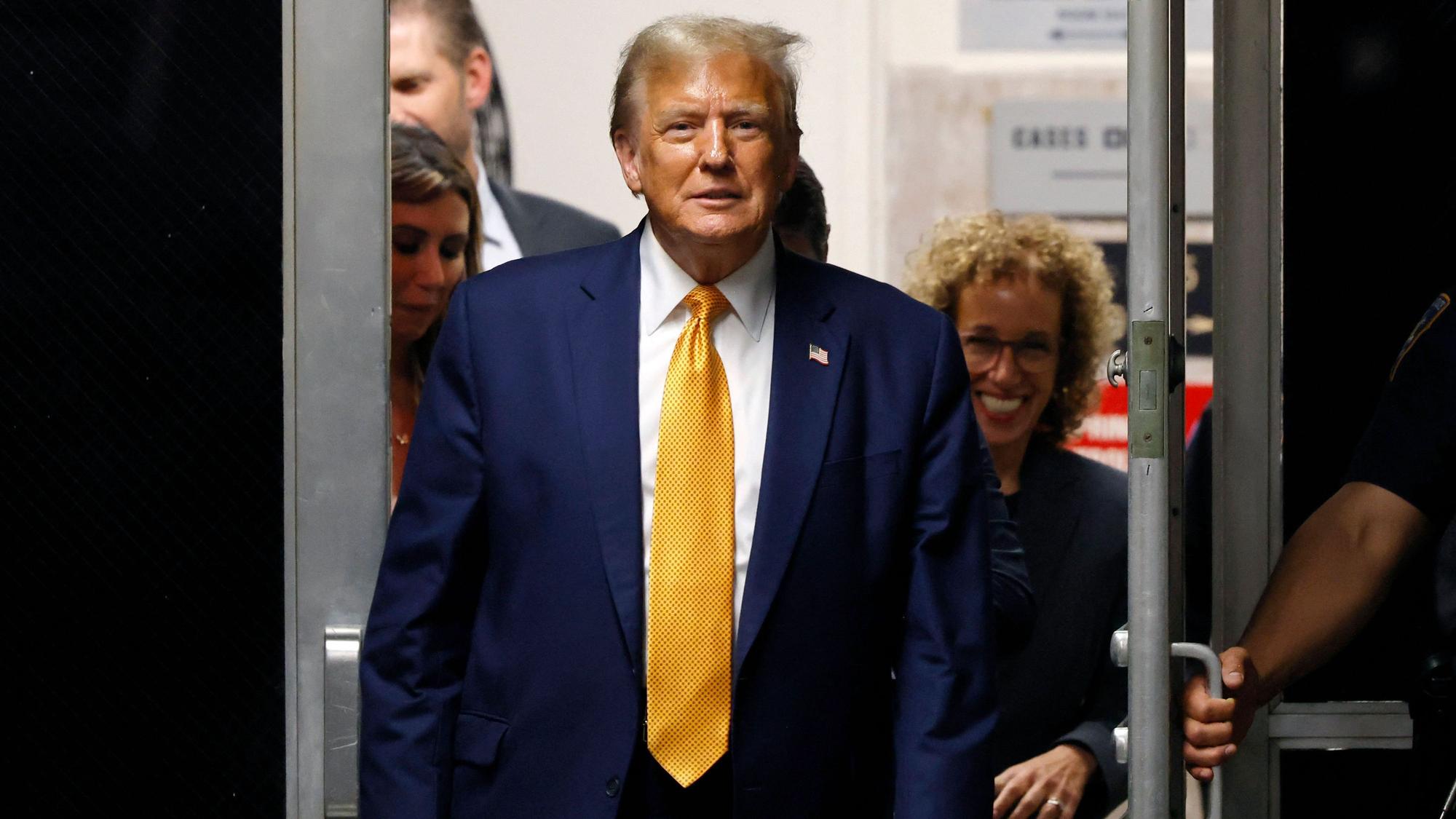 Offenbar gut gelaunt betritt Donald Trump das Gerichtsgebäude.