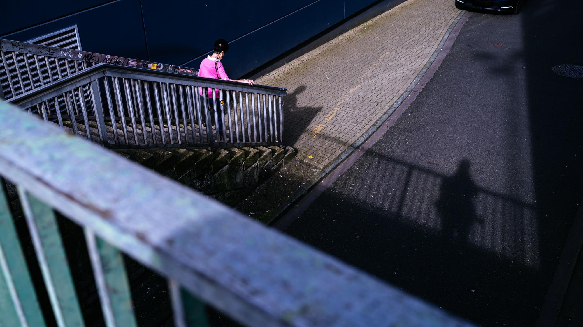 Abgang: Eine Treppe führt heute vom westlichen Teil der Straße hinter der Nord-Süd-Fahrt weiter Richtung Musikhochschule.