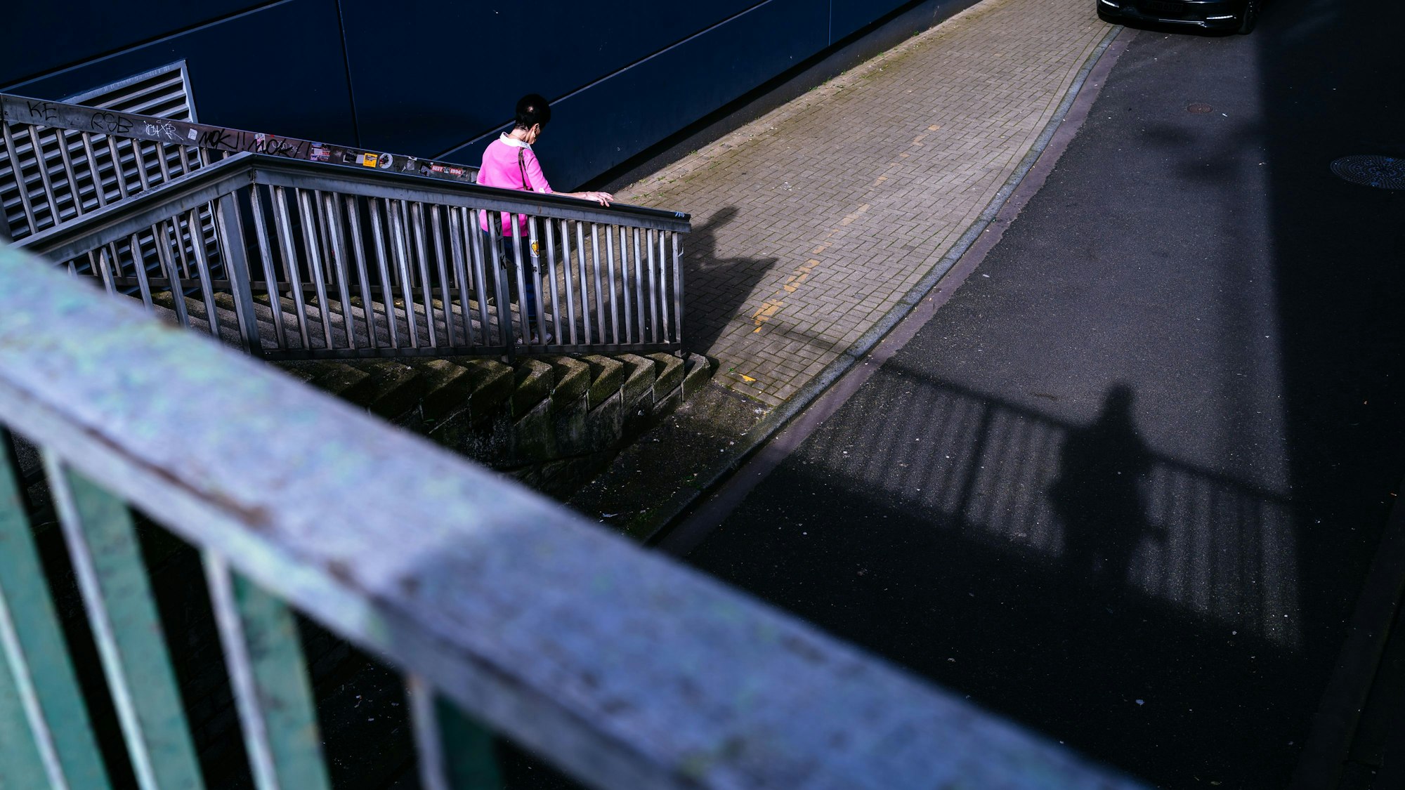 Abgang: Eine Treppe führt heute vom westlichen Teil der Straße hinter der Nord-Süd-Fahrt weiter Richtung Musikhochschule.