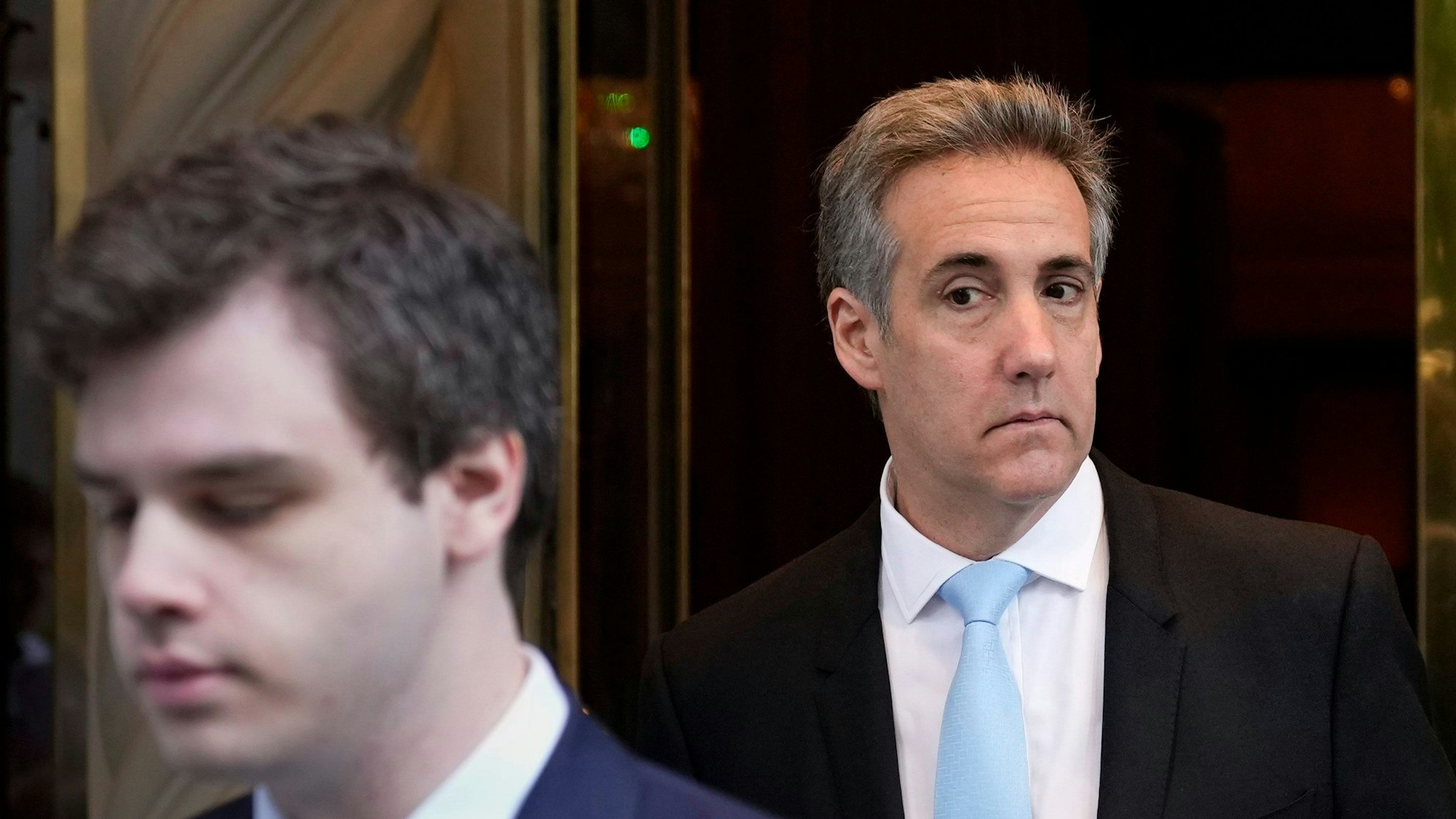 Michael Cohen (hinten) verlässt das Gerichtsgebäude in New York.