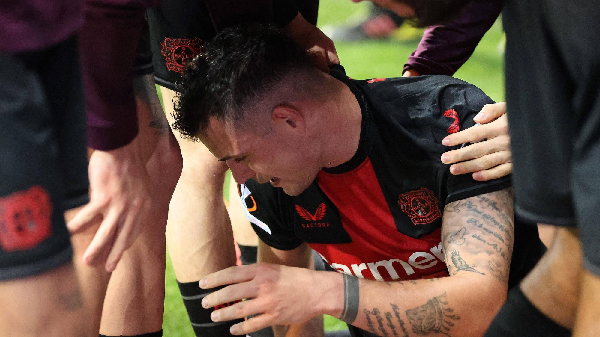Die Spieler von Bayer 04 Leverkusen freuen sich über das Tor zum 2:2 durch Josip Stanisic Bayer 04 Leverkusen beim Spiel der Europa League Halbfinale-Rückspiel Bayer 04 Leverkusen