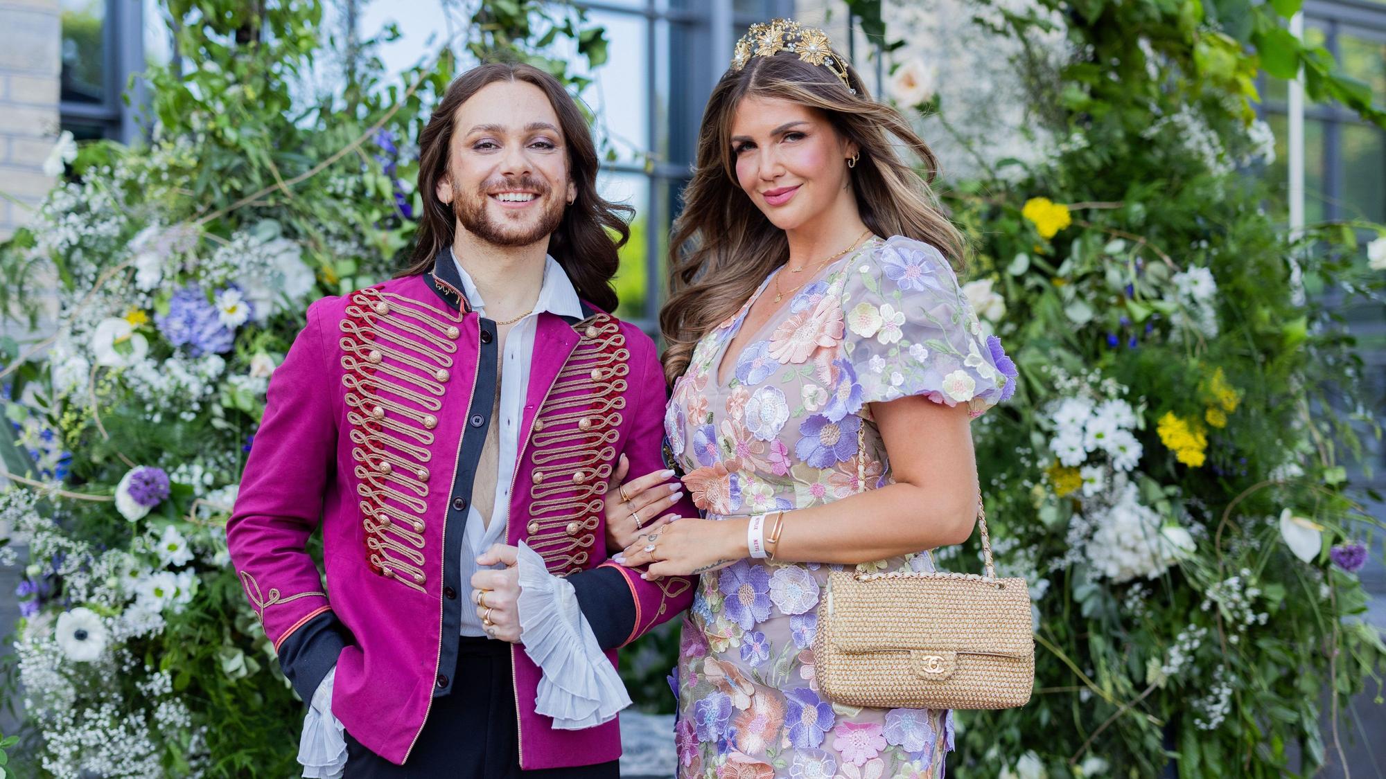 Influencerin Farina Opoku und Moderator Riccardo Simonetti bei der Vorstellung der dritten Staffel der Netflix-Serie „Bridgerton“ in der Flora.dpa